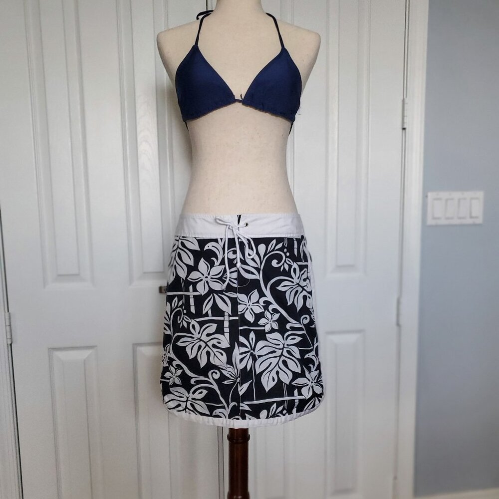Tommy Bahama Floral Navy and White Skirt Sz 6